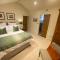 Gower Villa Luxury Cottage, 2 bedroom en-suite with Hot Tub - Clynderwen