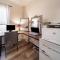 Cottage in the Falls, 2 b, 2 bath, fireplace