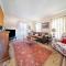 Cottage in the Falls, 2 b, 2 bath, fireplace
