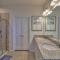 The Muirwood Lux sleeps 10