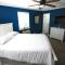 Lake Norman Experiences Waterfront Cottage with Boat Rental and Private Bar - 穆尔斯维尔