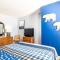 WOW Views!!-Mountain Escape-Outdoor Pool-Close to Downtown-WiFi-Cable-Private Balcony