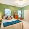 Condo on Kingwood Golf Course about 3 Mi to Main St!