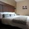 Twin Oaks Hotel