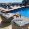 La Villa Toscana: Pool & Elah Valley vineyard view - Adderet