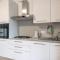 Lora apartment,free private parking, self check in,1 - Como