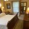 Classic City 3 bedroom 2 bath condo with deck close to UGA, Five Points, and Memorial Park in Athens