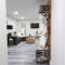 Executive Bsmt Suite, King Bed, 5 min to DT & Whyte Ave, Sleeps 6!