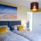 Sky Lounge - Beachfront top floor apartment with stunning veiws