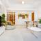 Maison Privee - Modern and Airy 2BR in Palm Jumeirah - Dubai