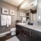 Amazing Luxe Home, AC, HUGE Yard, FirePit, Pet Friendly, Sleeps 10!