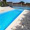 "Chez Claudia "charmant logement avec jacuzzi privatif en toute intimité sur belle terrasse extérieure en bois et piscine