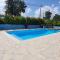 "Chez Claudia "charmant logement avec jacuzzi privatif en toute intimité sur belle terrasse extérieure en bois et piscine