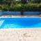 "Chez Claudia "charmant logement avec jacuzzi privatif en toute intimité sur belle terrasse extérieure en bois et piscine