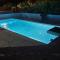 "Chez Claudia "charmant logement avec jacuzzi privatif en toute intimité sur belle terrasse extérieure en bois et piscine