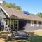 Cosy Home In Aakirkeby With 3 Bedrooms And Wifi