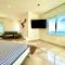 POOL GYM AND BEACH FRONT 3 BEDROOMS LUXURY TEL AVIV APARTMENT - 特拉维夫