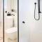 Modern 1BR Abode with Courtyard Steps to the Beach - Sidney