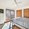 Shared Hot Tub, Pool and Dock Lakefront Grove House - Grove
