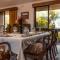 Luxe Homestay 4 BEDROOM Option at 6 OClock Shadows