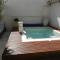 Le Maset des Aires avec vue sur le Luberon et son jacuzzi extérieur disponible de juin à mi-septembre