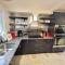 Nice 2 BDR 2 BATH near Airport with fast WiFi and Parking - 赫恩登