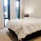 Spacious 2-bedroom suite, luxury living, with Indoor Pool, Sauna, Gym - Melbourne