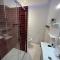 L'appARTement - chambre avec salle de bains et wc dans une galerie d'art - مونتبيليارد
