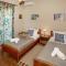 Rubys summer house with spacious garden and free parking