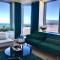 Central penthouse with spectacular sea and city views