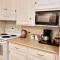 Pines Bay Waterfront cottage with Hot tub!