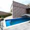 Anil's house - מתחם צימרים עם בריכה מקורה ומחוממת Zimmer with heated swimming pool - Dāliyat el Karmil