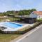 Mysigt hus med kamin och pool