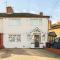 MOYDOM Cosy Apt sleeps 4 with self breakfast & carpark - Redbridge
