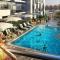 Luxury Escapes - Cozy Studio In front of Metro Stn - Access to Gym & Pool - Aura Azizi - 迪拜