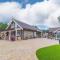 Amazing 14 Berth Villa With Private Pool At Pentney Lakes In Norfolk Ref 34079a - King's Lynn