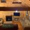 Cozy Creekside Cabin in the heart of Hocking Hills - Laurelville