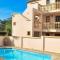 Self Catering. walking distance to beach.