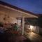 Sweet Mini Dortoir sur notre terrasse couverte pour vos transits entre deux vols by Kohutahia Lodge, 7 min by car to airport and town