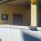 Sweet Mini Dortoir sur notre terrasse couverte pour vos transits entre deux vols by Kohutahia Lodge, 7 min by car to airport and town
