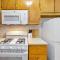 Sleeps 5 near ferry, train to Boston and downtown -2br apartment