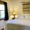 Beachfront Home With Pristine, Calm Waters, White Sands And Unbelievable Sunset - 桑迪湾