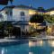 Blue White Apartments - Kefallonia Poolside Retreats