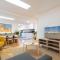 Host Wise - Spacious Fresh Flat w Terrace - Near Sea