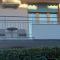 BLUE APARTMENT - a due passi dal lago, parcheggio privato
