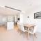 L19 Spacious Apt, Wi-Fi, Parking by Stylish Stays