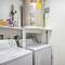 Airy Fort Myers Condo about 4 Mi to Beach!