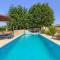 Charming villa Nera with pool and hydromassage near the beach - Шишан