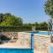 Charming villa Nera with pool and hydromassage near the beach - Šišan