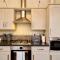 Spacious Luxury Serviced Apartment next to City Centre with Free Parking - Contractors & Relocators